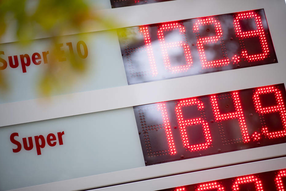 An den Tankstellen kostet Benzin und Diesel momentan besonders im Südwesten deutlich mehr als üblich.