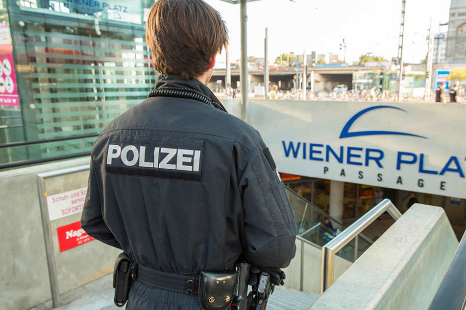 Vorm Dresdner Hauptbahnhof machte ein Betrunkener auf sich aufmerksam. Die Polizei bewies den richtigen Riechern.