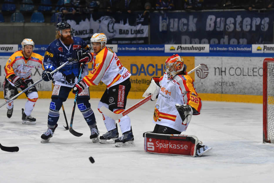 Thomas Pielmeier brachte mit seinem Treffer die Eislöwen in Front, aber am Ende konnte sie nur einen Punkt aus Frankfurt mitnehmen.