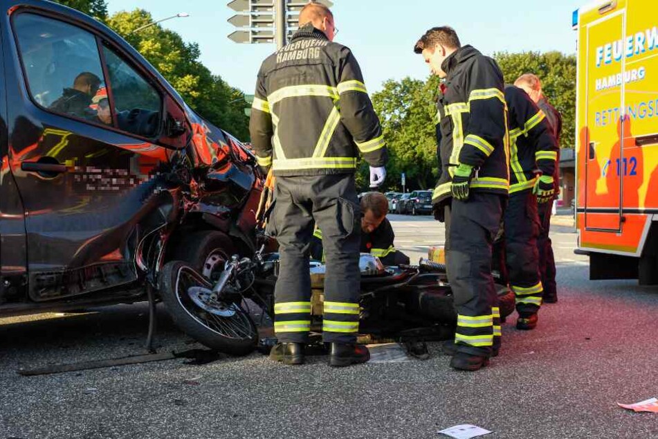 Der Transporter-Fahrer übersah den Biker.
