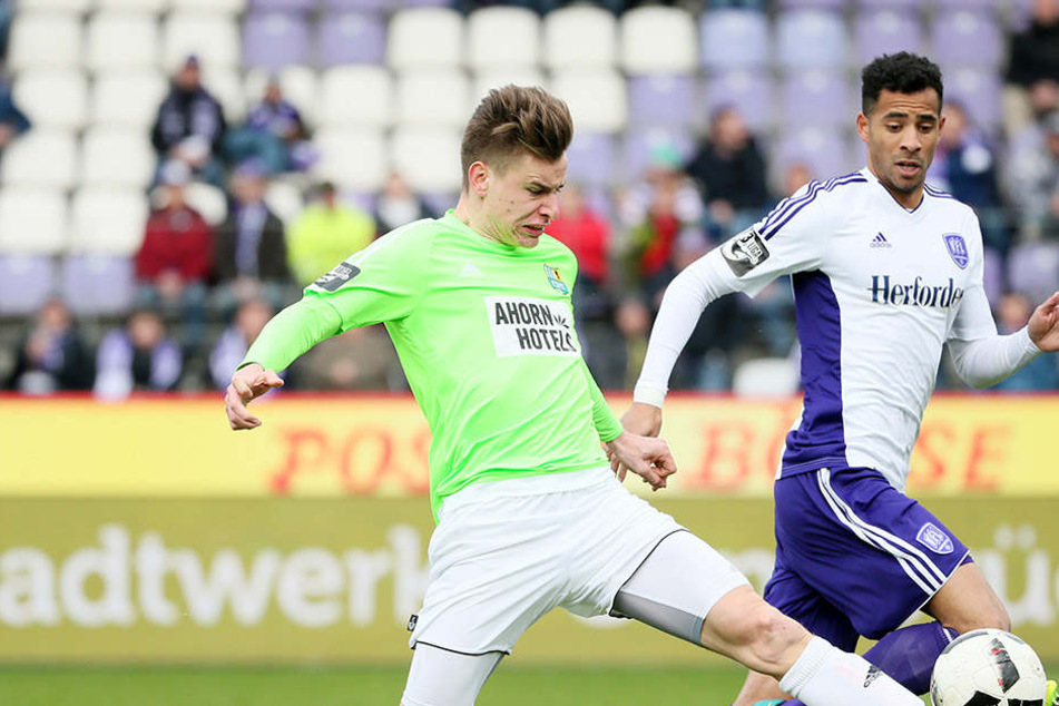 Florian Hansch (l. gegen Osnabrücks Marcel Appiah) will mit dem CFC über den Strich. Dafür muss ein sieg. Der gelang im Vorjahr an der Bremer Brücke nicht, Chemnitz verlor 0:3.