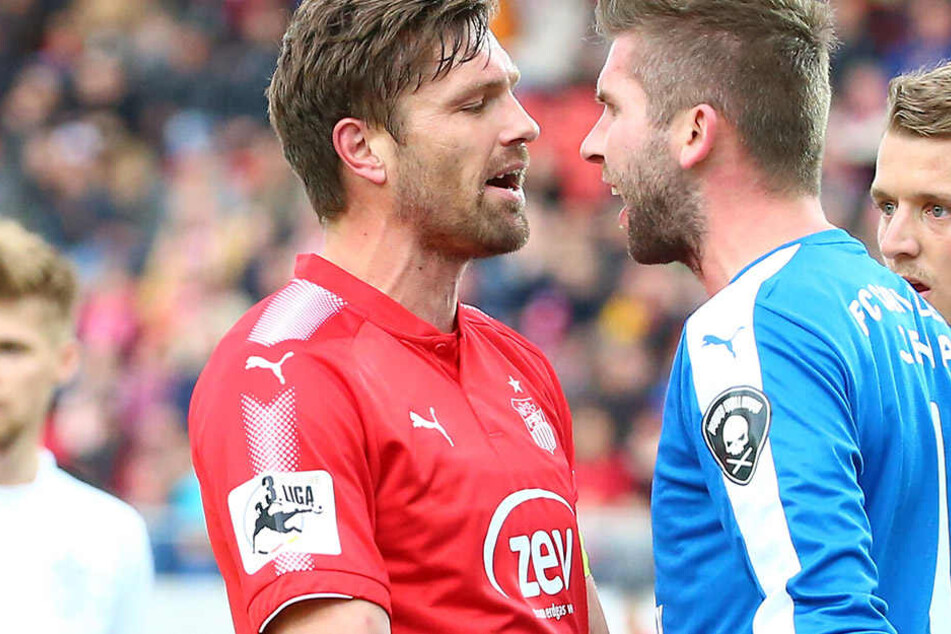 "Komm' ran auf zehn Zentimeter!" Ronny König (l.) hat gegen Zeiss-Keeper Raphael Koczor gut lachen. Er bezwang ihn zweimal.