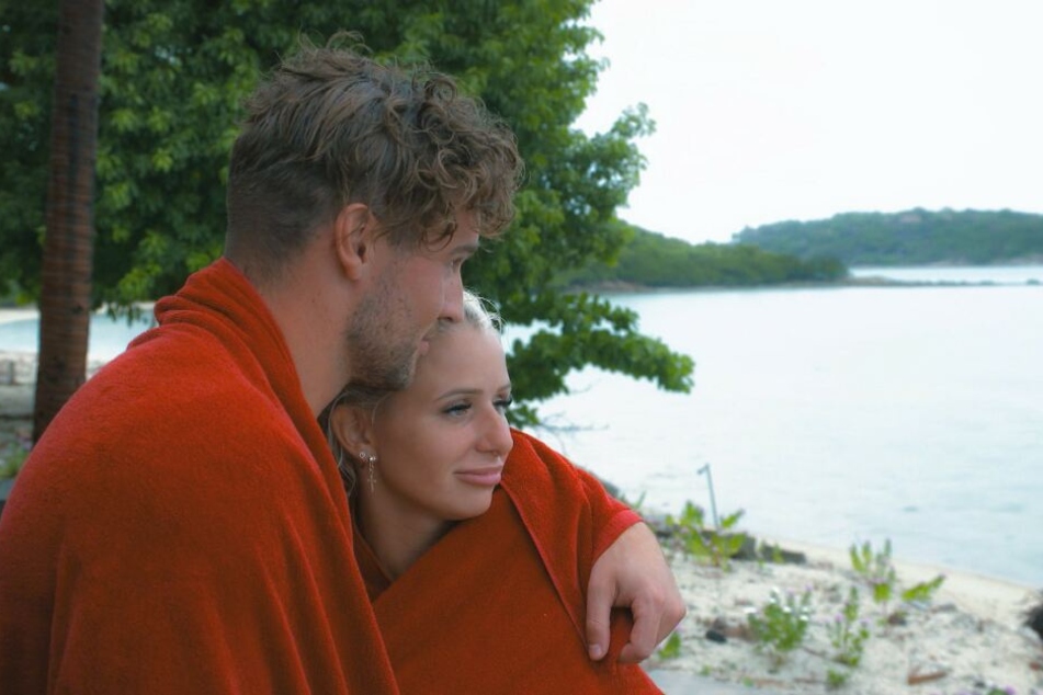 Carina fühlte sich sichtlich unwohl in der Umarmung von Alex.