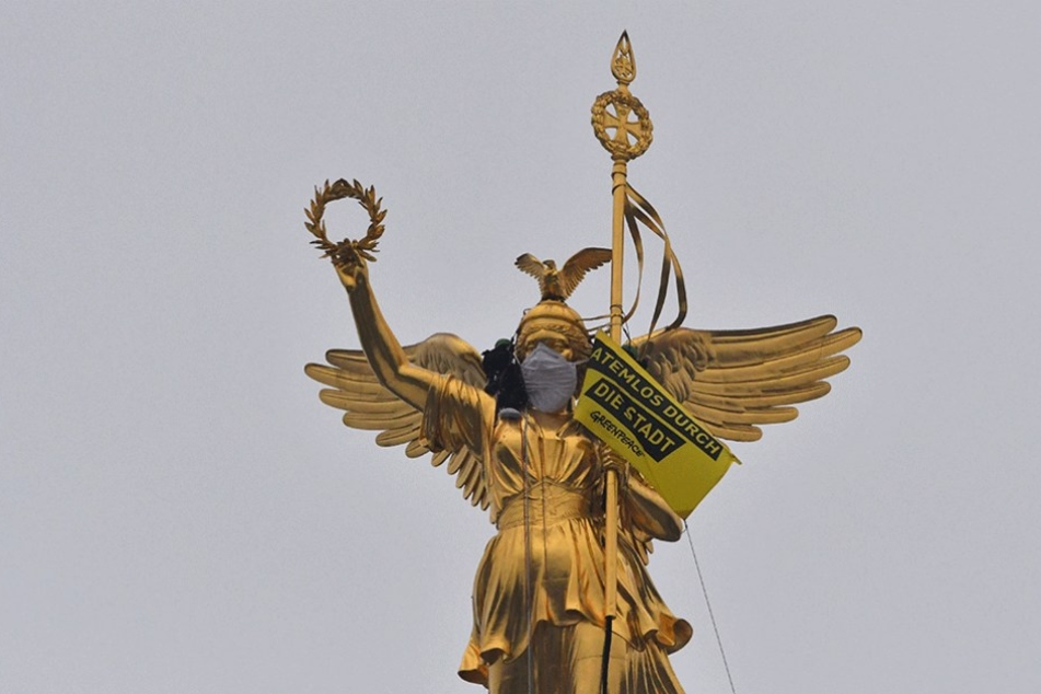 Auch das Motto der Aktion "Atemlos durch die Stadt" weht an der Siegessäule.