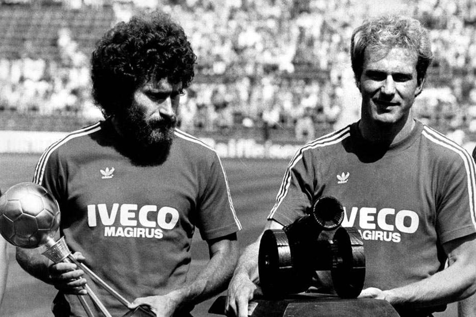 1981 wurde Paul Breitner (links, neben Karl-Heinz Rummenigge) als "Fußballer des Jahres" ausgezeichnet. Sieben Jahre zuvor hielt er die WM-Trophäe in den Händen.