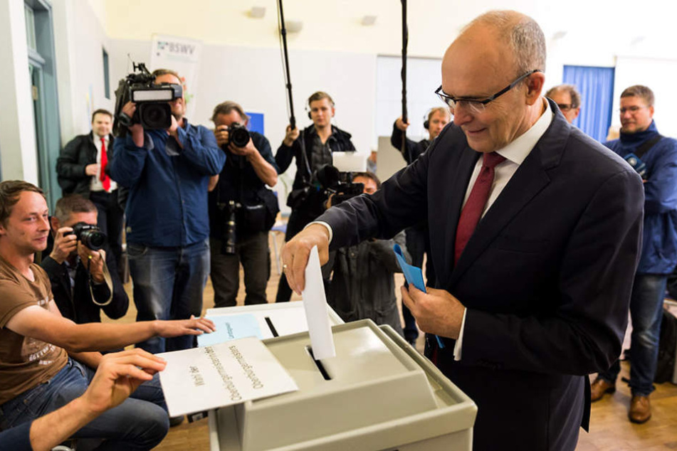 Der amtierende Ministerpräsident und SPD-Spitzenkandidat Erwin Sellering bei der Stimmabgabe.