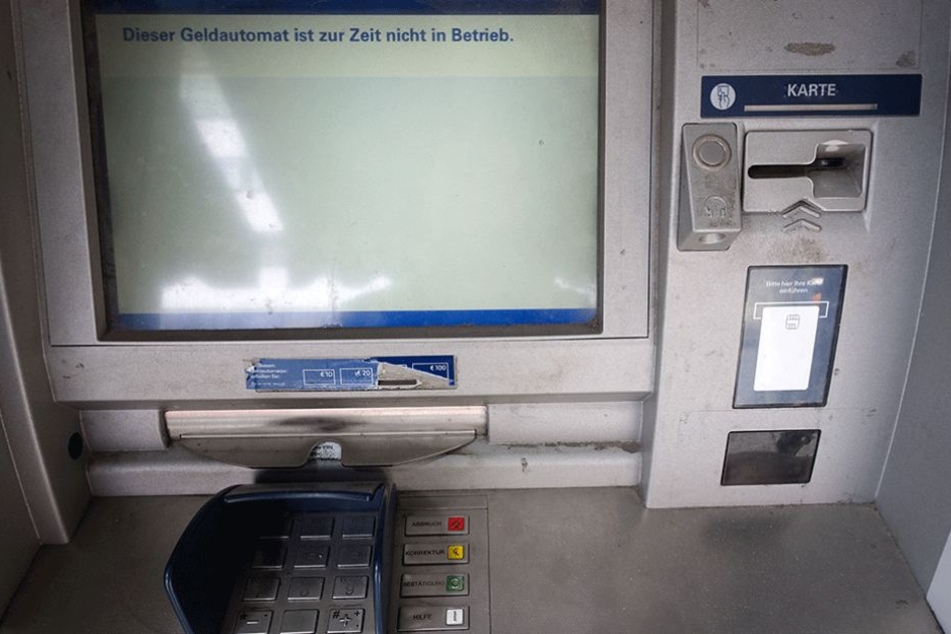 Der Automat gab die Karte nicht zurück, daraufhin bekam er den Zorn des Kunden zu spüren (Symbolbild).