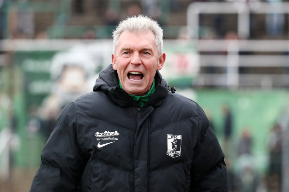 Wann kann Chemies Trainer Dietmar Demuth endlich wieder jubeln? Zum siebten Mal in Folge blieb sein Team ohne eigenen Treffer.