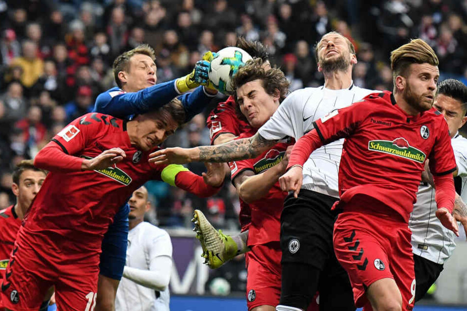 Augen zu und durch: Freiburg-Keeper Alexander Schwolow versucht das Spielgerät festzuhalten.