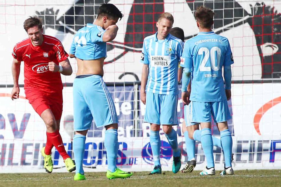 Lange Gesichter beim CFC nach dem Eigentor von Dennis Grote (3.v.l.).