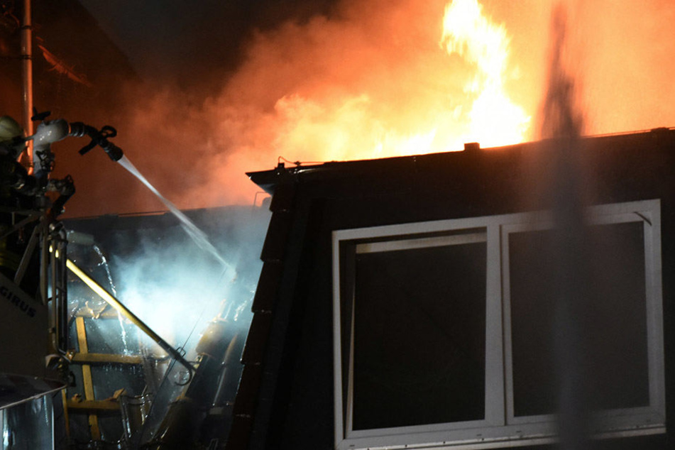 In der Nacht zu Mittwoch brach in dem Haus in Jena ein Feuer aus. (Symbolbild)