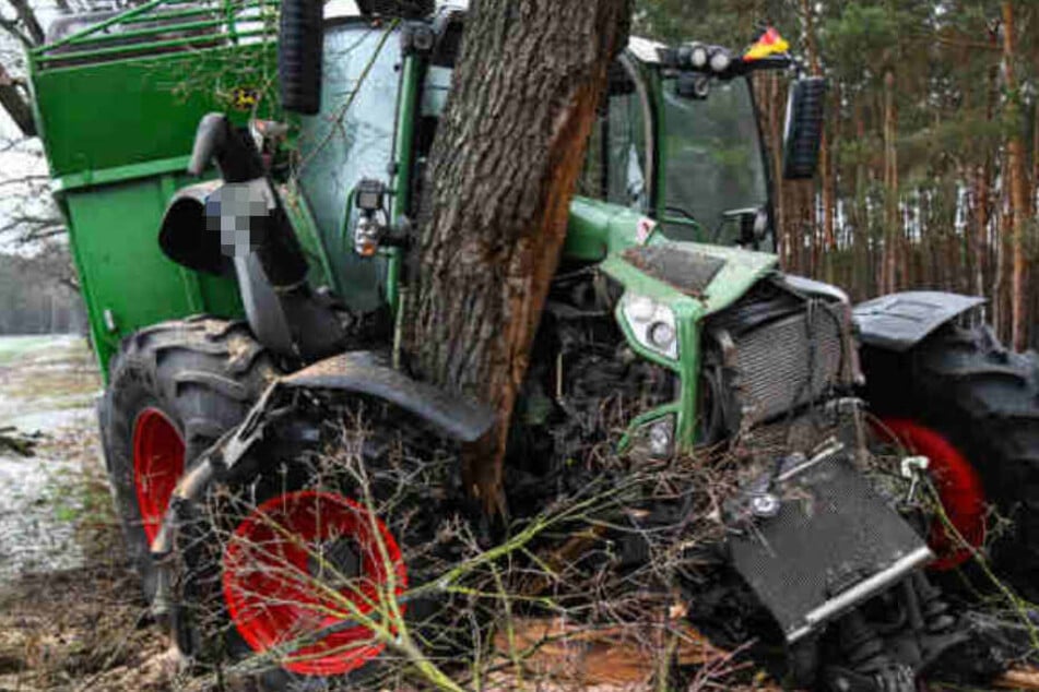 Mann 31 Kracht Mit Traktor Gegen Baum Und Wird Schwer Verletzt Tag24