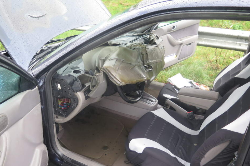 Der Innenraum des Wagens wurde bei dem Brand teilweise zerstört.