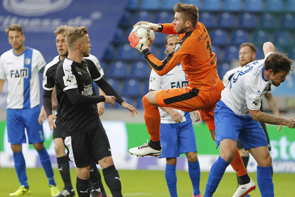 Jenas Keeper Raphael Koczor pariert gegen Dennis Erdmann vom FCM.