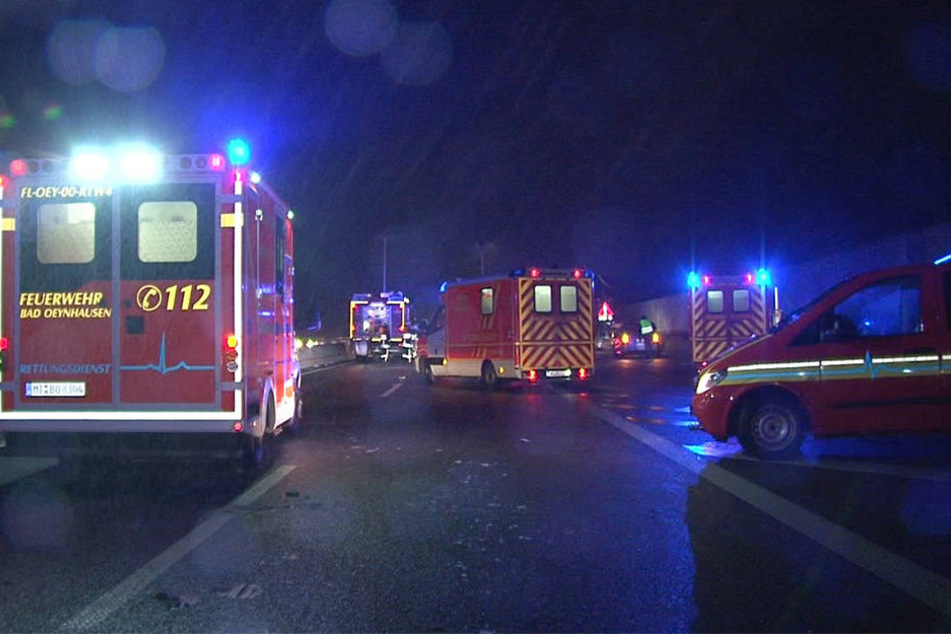 Zahlreiche Rettungskräfte waren auf der A30 im Einsatz.