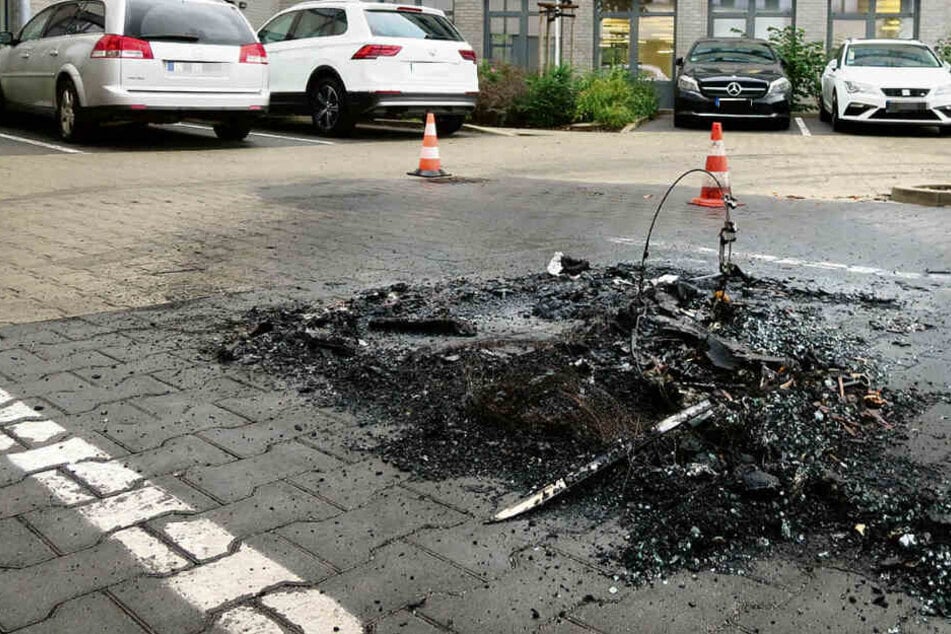 Hier im Innenhof der Leipziger Telekomzentrale zündeten die Brandstifter zwei Firmenwagen an.