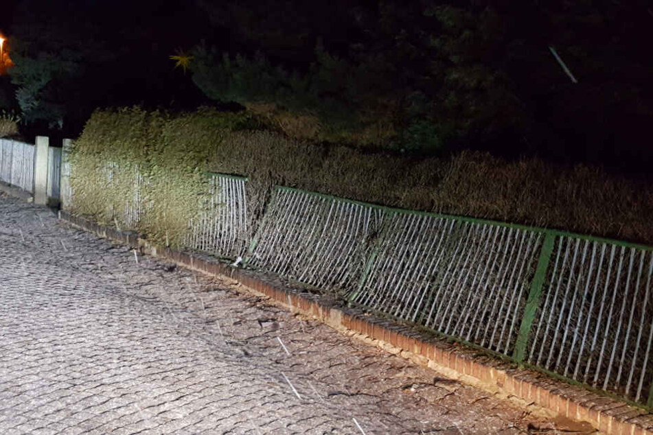 In Weickersdorf bei Bischofswerda krachte ein Lkw gegen einen Grundstückszaun und beschädigte ihn dabei. Auch am Brummi entstand ein größerer Schaden.