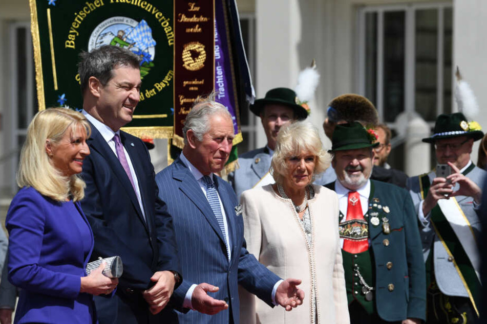 Der britische Thronfolger Prinz Charles (3.v.l) und seine Ehefrau Camilla kommen zu einem Empfang in der historischen Residenz und stehen neben Ministerpräsident Markus Söder (CSU, 2.v.l) und seiner Frau Karin.