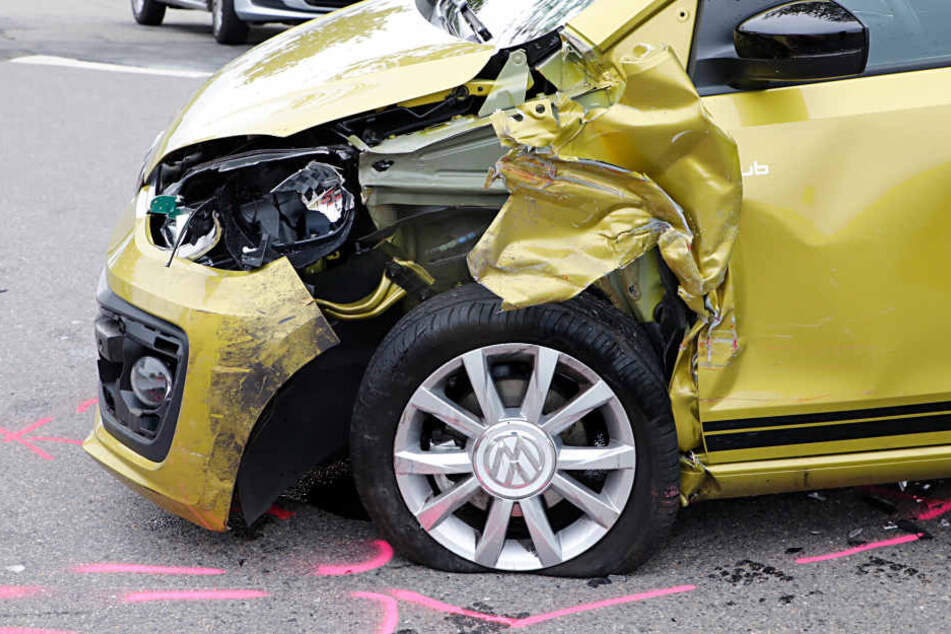 Der VW Up! wurde auf der Fahrerseite schwer beschädigt.