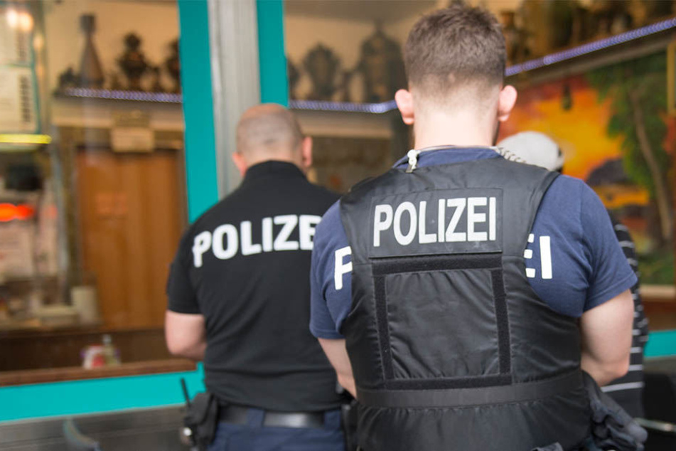 Als die Polizisten den 25-jährigen Schläger festnehmen wollten, wurden sie von den übrigen Männern beleidigt. (Symbolbild)