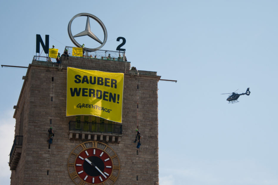 In luftiger Höhe demonstrierten die Umweltschützer am Turm des Hauptbahnhofs.