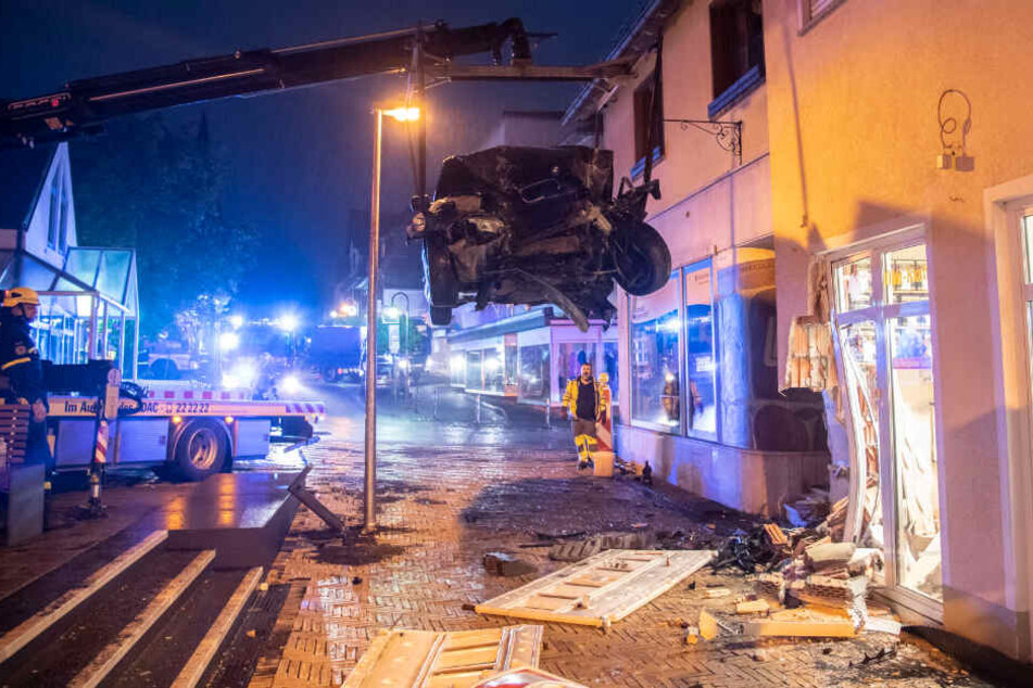 Der BMW musste mit einem Kran vom Unfallort entfernt werden.