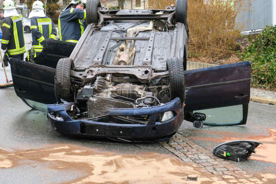 Der Fahrer konnte von Ersthelfern aus seinem Ford befreit werden.
