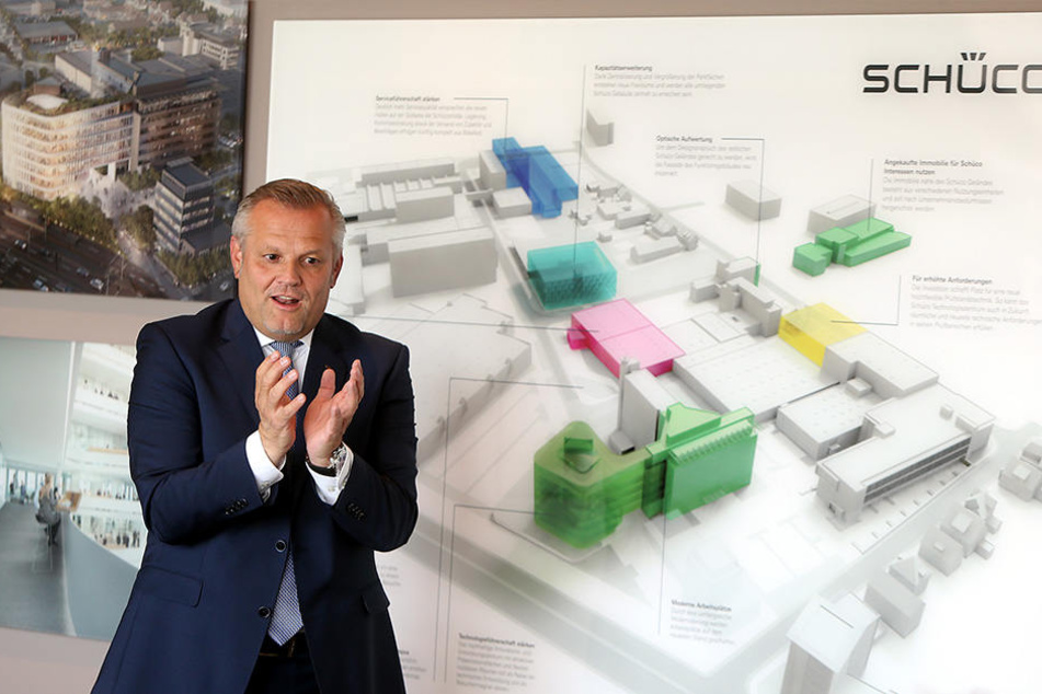 Große Pläne: Andreas Engelhardt erklärt, wie der Schüco-Stammsitz Bielefeld in Zukunft aussehen soll.