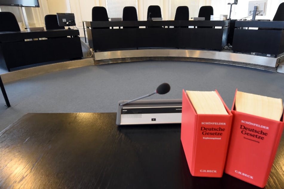 Er hat den Tod einer 82-Jährigen zu verantworten: Urteil gegen einen 24-Jährigen im Mordprozess um die tödliche Brandstiftung wird erwartet. (Symbolbild)