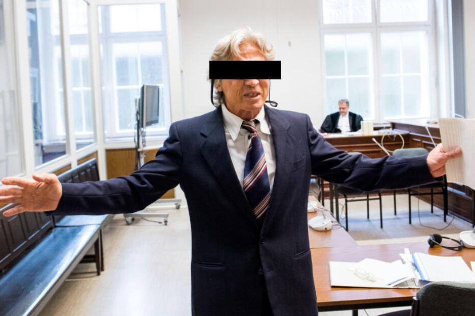 Der Tatverdächtige gestikuliert wild im Gerichtssaal herum.