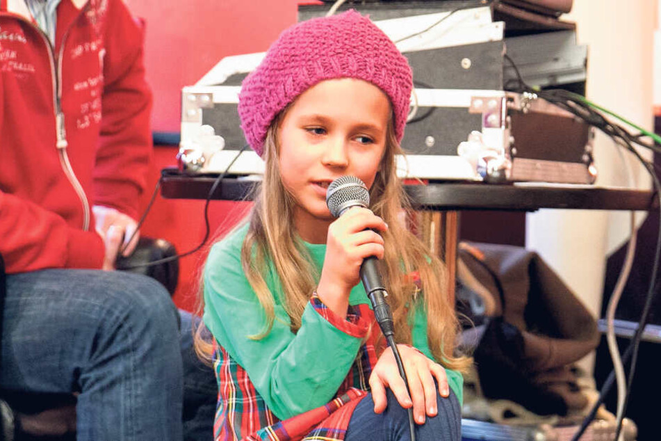 In ihrem Sketch klärt Annabell Lina (7) über deutsche Pfefferkuchen und englisches Gingerbread auf. Wer so schlau ist, muss einfach Prinzessin werden.