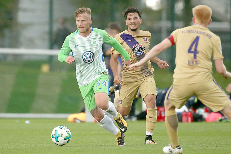 Marvin Stefaniak (l.) im Testspiele gegen den FCE Aue vor zwei „Veilchen“ am Ball.