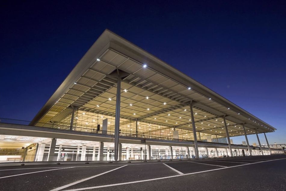 Das Terminal- und Nebengebäude des Hauptstadtflughafens Berlin Brandenburg Willy Brandt (BER) in Schönefeld
