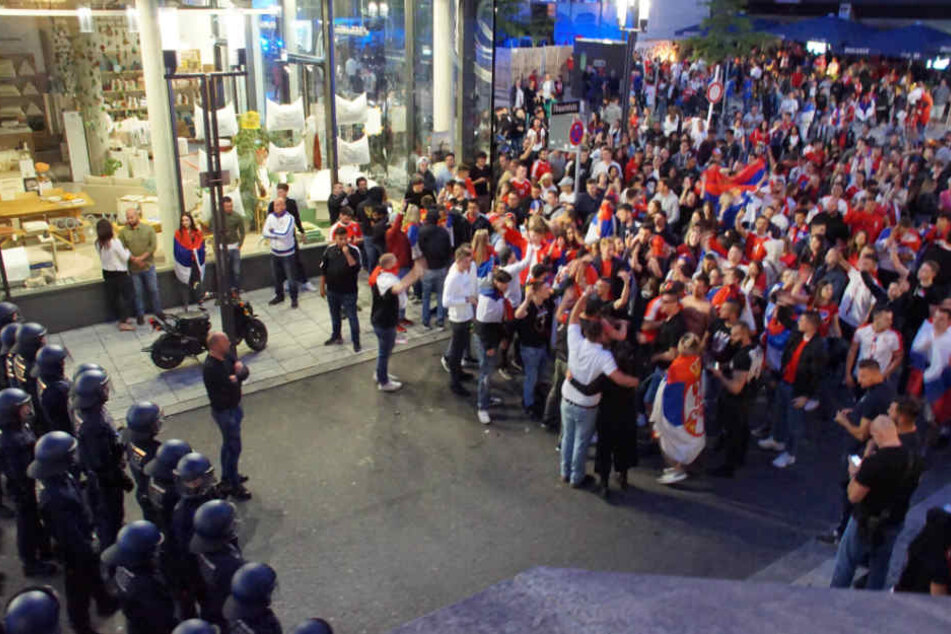 In der Lautenschlagerstraße war die Polizei aufgelaufen.