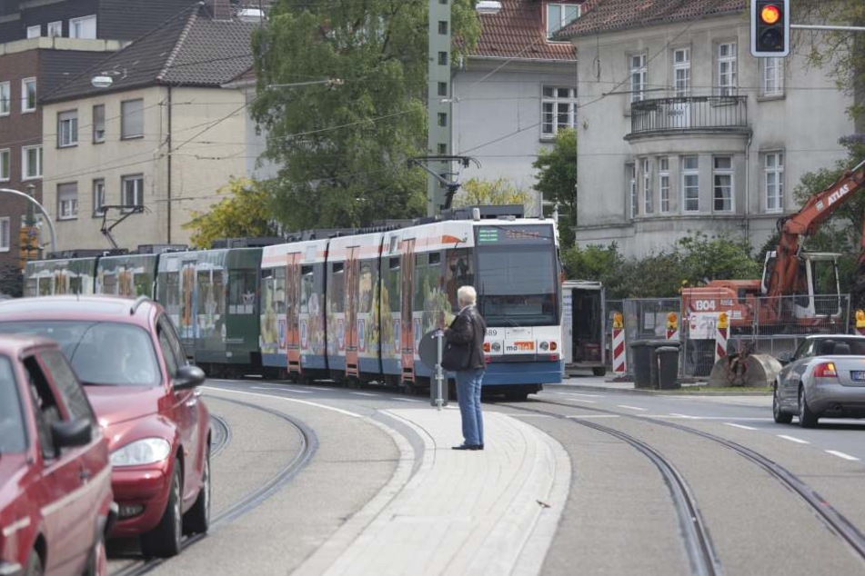 Fußgänger müssen im Bezug auf Straßenbahnen besonders vorsichtig sein!