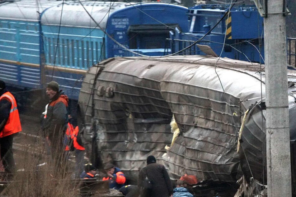 Der Lkw-Fahrer und mehrere Passagiere wurden lebensgefährlich verletzt. (Symbolbild)