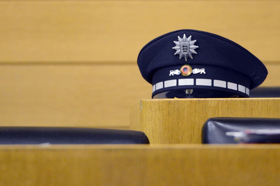 Eine Polizeimütze im Stuttgarter Landtag. Viele Beamte verdingen sich neben dem Hauptberuf beispielsweise als Hausmeister, Zeichner oder Komparse. (Symbolbild)