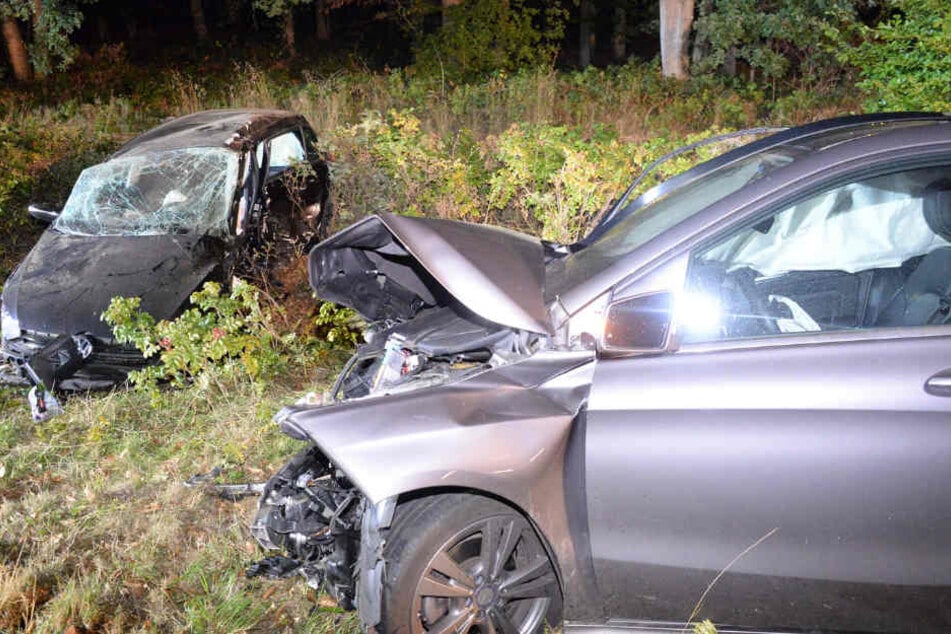 Neben dem 19-jährigen Fahrer wurden zwei weitere Personen schwer verletzt.