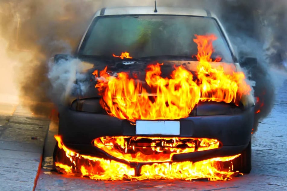 Im Motorraum hatte es angefangen zu brennen. (Symbolbild)