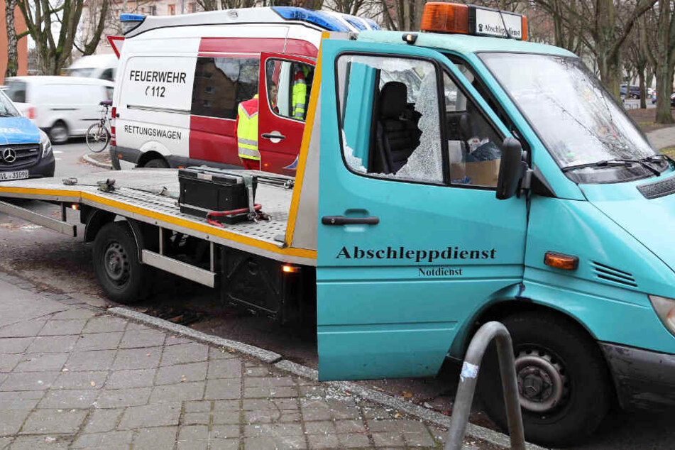 Die Fensterscheibe des Abschleppdienstes ist stark beschädigt.