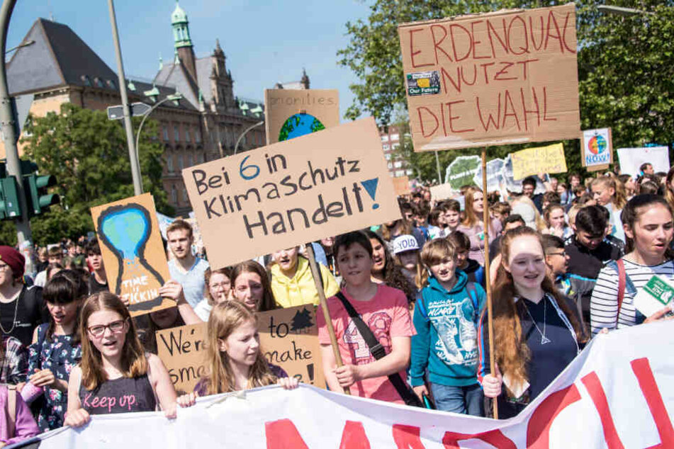 Schüler demonstrieren in Hamburg für mehr Klimaschutz.