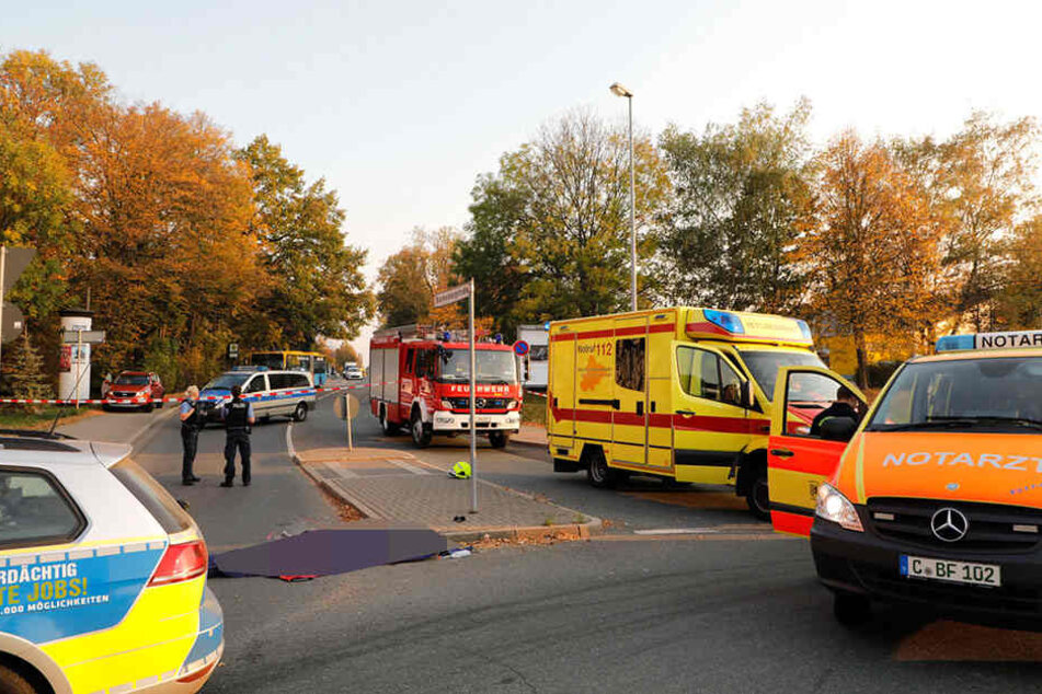 Am Kreisverkehr kam es zum Unfall, bei dem der Passant tödlich verletzt wurde.