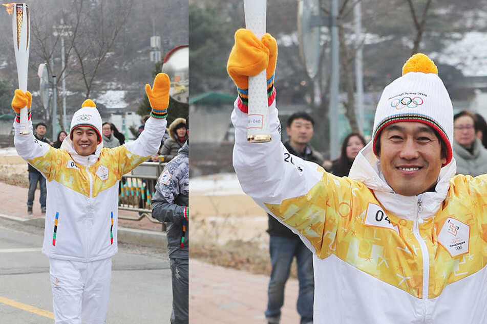 Seo Jung-won, Trainer des südkoreanischen Fußballvereins Suwon Samsung Bluewings, trägt die Fackel für die Olympischen Winterspiele 2018 in Pyeongchang.