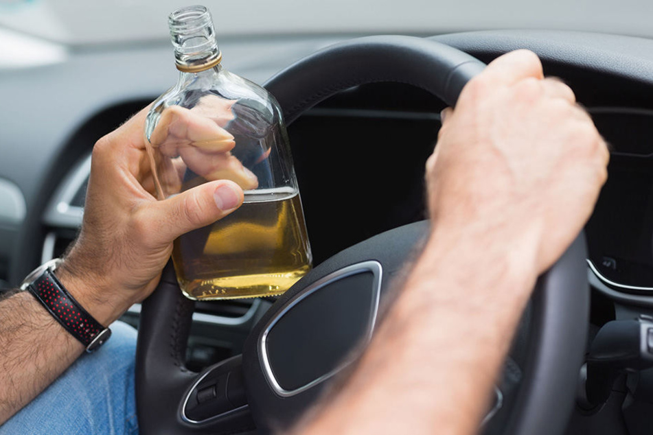 Nach der angeordneten Blutentnahme sitzt der 40-Jährige wieder am Steuer - und baut prompt einen Unfall. (Symbolbild)