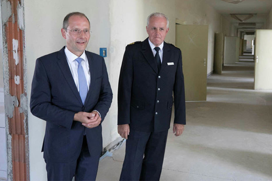 Minister Ulbig (l.) mit Horst Schröder, Präsident der Bereitschaftspolizei: Auf dieser Etage soll die Telekommunikationsüberwachung gebündelt werden.