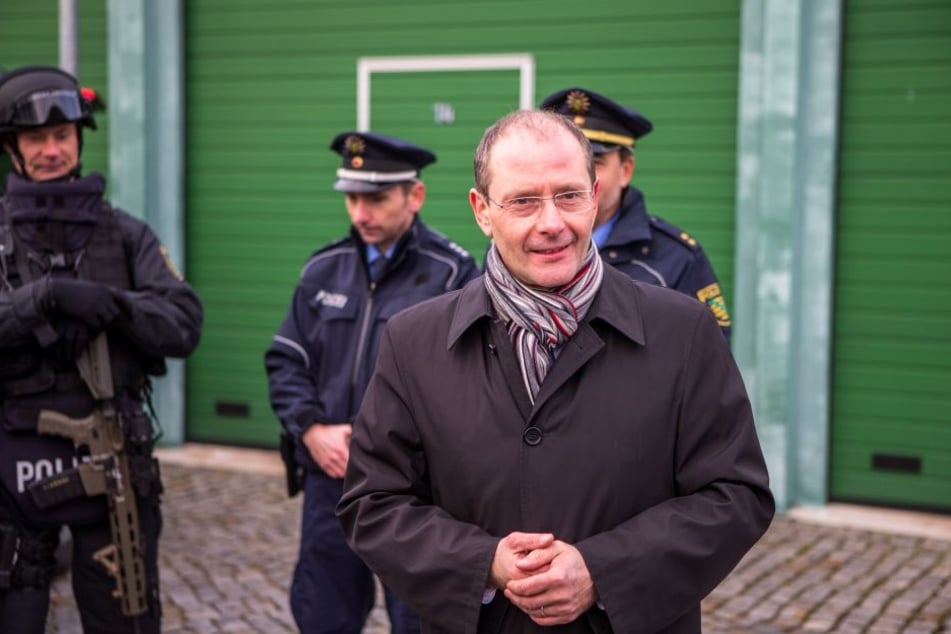Sachsens Innenminister Markus Ulbig (CDU) präsentierte am Freitag in Leipzig den neuen Anti-Terror-Panzer des SEK "Survivor R".