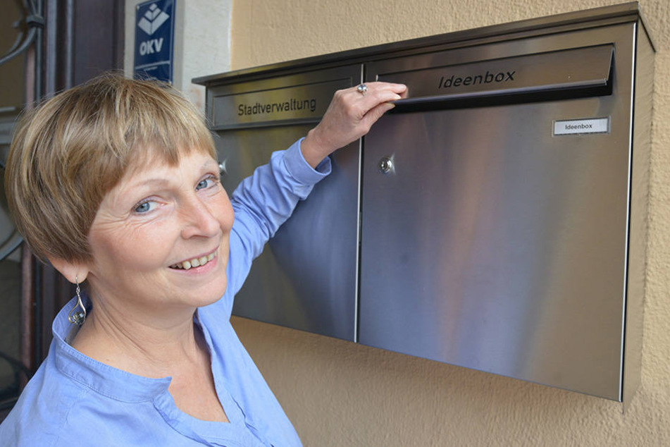 Stadtsprecherin Uta Pleißner (54) vor der neuen Info-Box am Rathaus.
