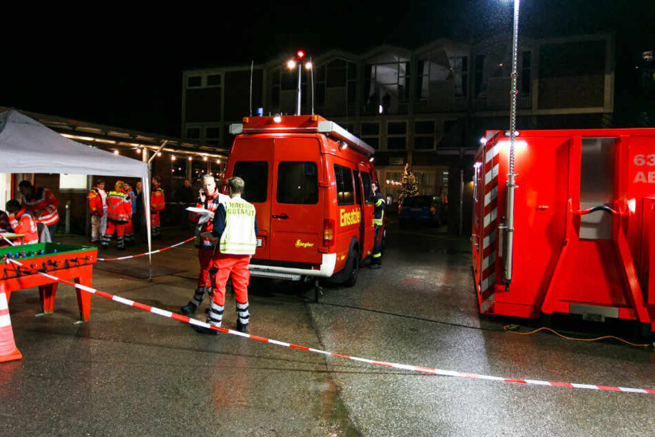 Die Feuerwehr bereitete die Sprengung der Weltkriegsbombe vor.