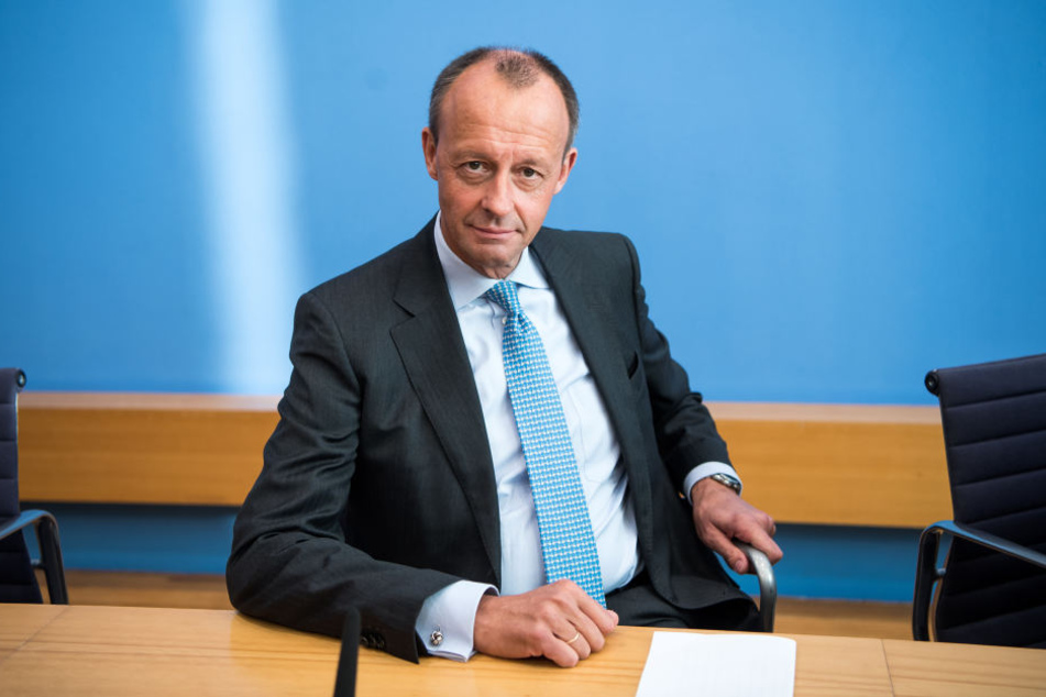 Friedrich Merz hat Kanzlerin Angela Merkel im Falle seiner Wahl zum CDU-Vorsitzenden seine Unterstützung zugesichert.