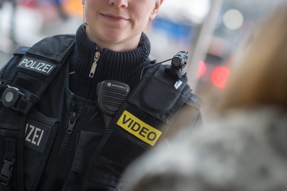 ine Frau mit Silikonbrüsten will sich auf dem Gerichtsweg in den Polizeidienst einklagen.